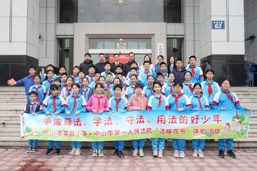 開(kāi)學(xué)季，他們?yōu)榍嗌倌険纹鸱ㄖ吻? width=