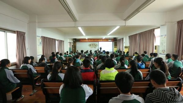 1.13 我院裴濤法官為松苑中學作法律宣講912.jpg