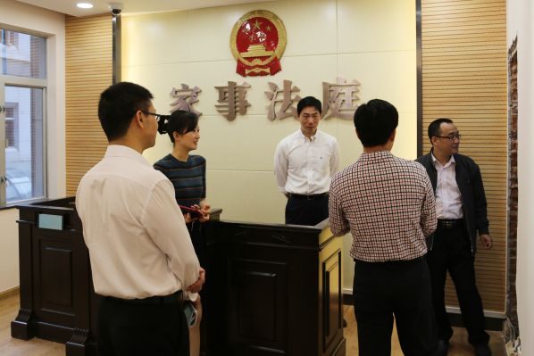 2、調(diào)研組一行到家事法庭參觀指導(dǎo).jpg